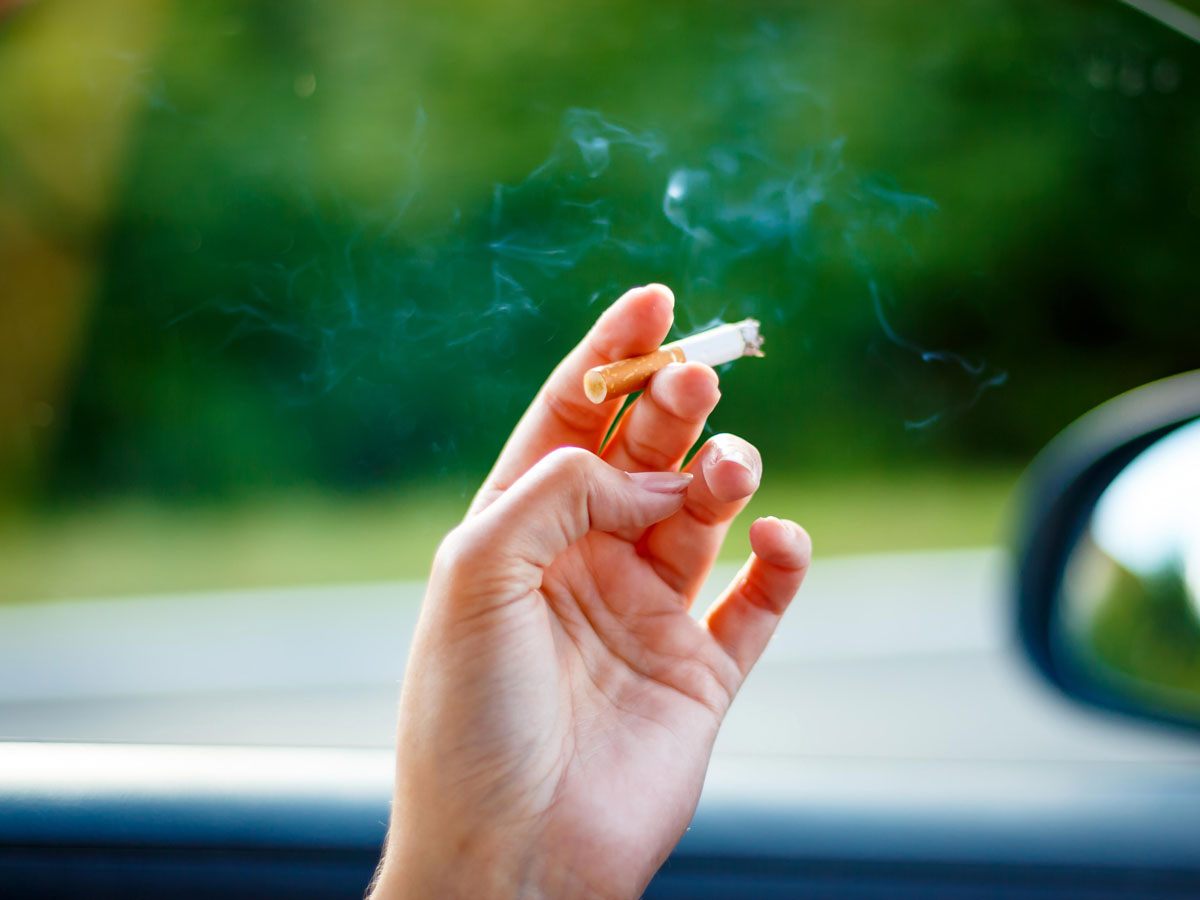 fumar tabaco en el coche